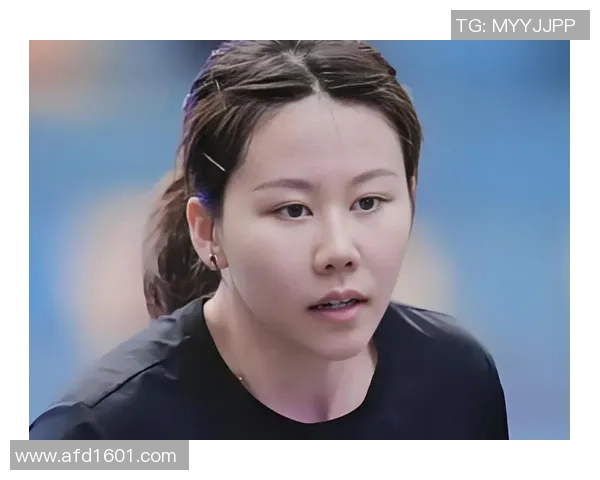 全新造型露脸WTT总决赛！陈幸同4-2石洵瑶，首战告捷晋级女单八强