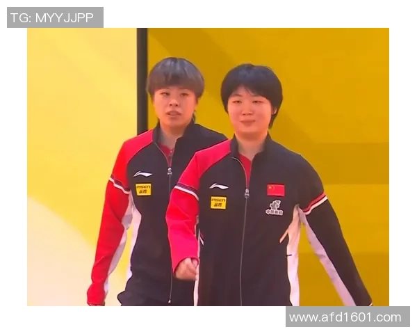 女单颁奖礼：冠军王艺迪面带微微的笑脸，亚军笑脸绚烂，十分骄傲